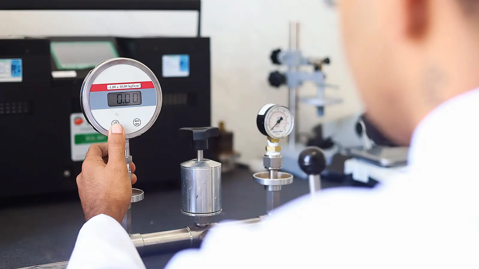 Técnico com manômetro digital no laboratório