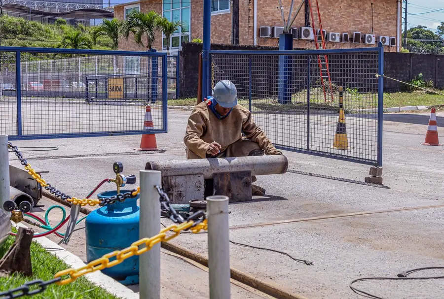 Técnico executando serviço de campo em instalação industrial