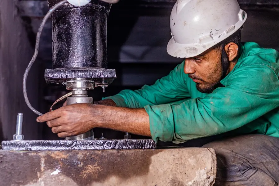 Técnico trabalhando na célula de carga